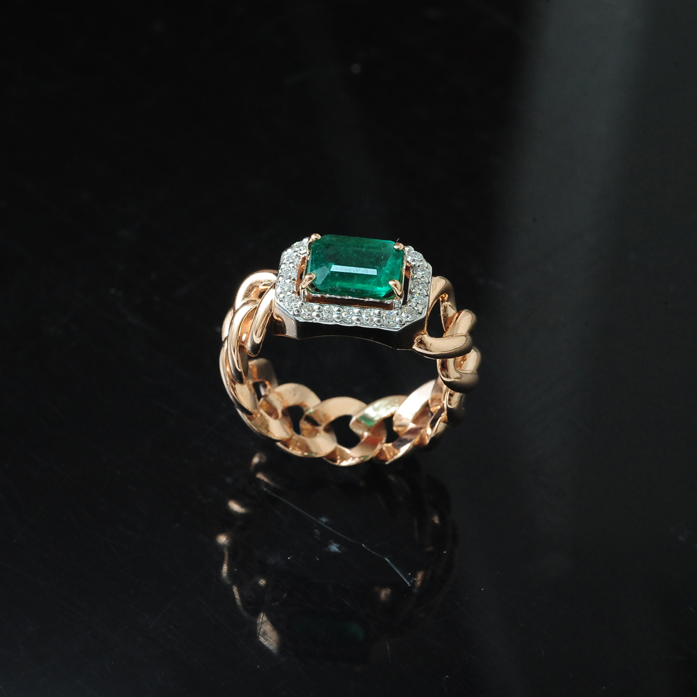 Chain Design Diamond Ring with Natural Emerald
