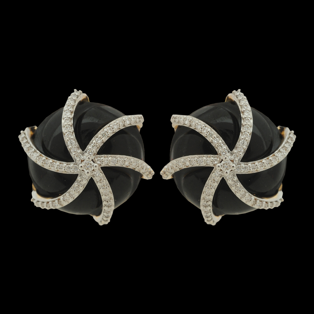 Onyx Earrings Made of EVVS Diamonds and 18K Gold
