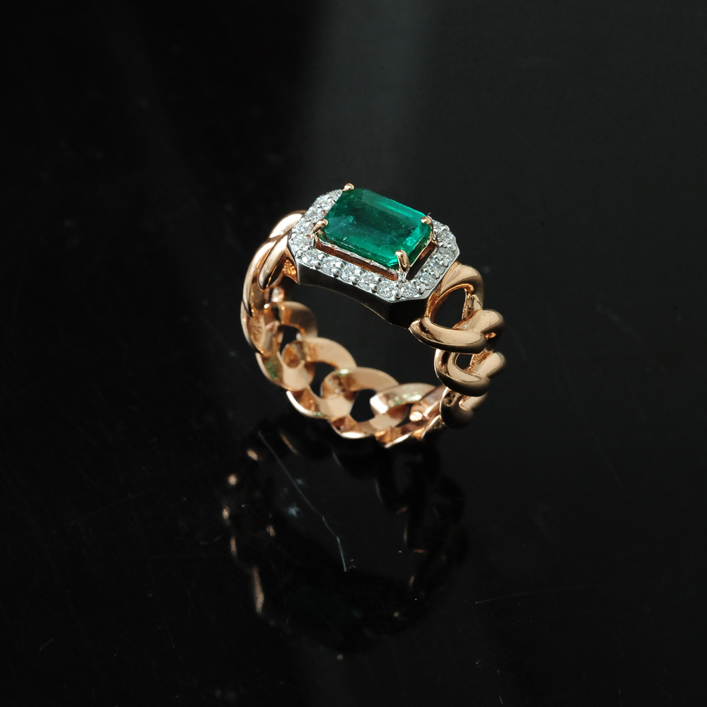 Chain Design Diamond Ring with Natural Emerald