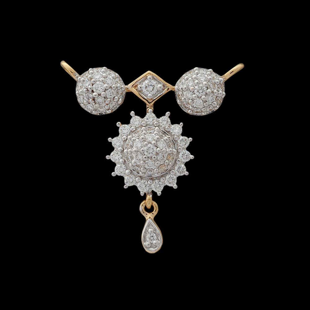 Elegantly Designed EVVS Diamond and 18K Gold Pendant