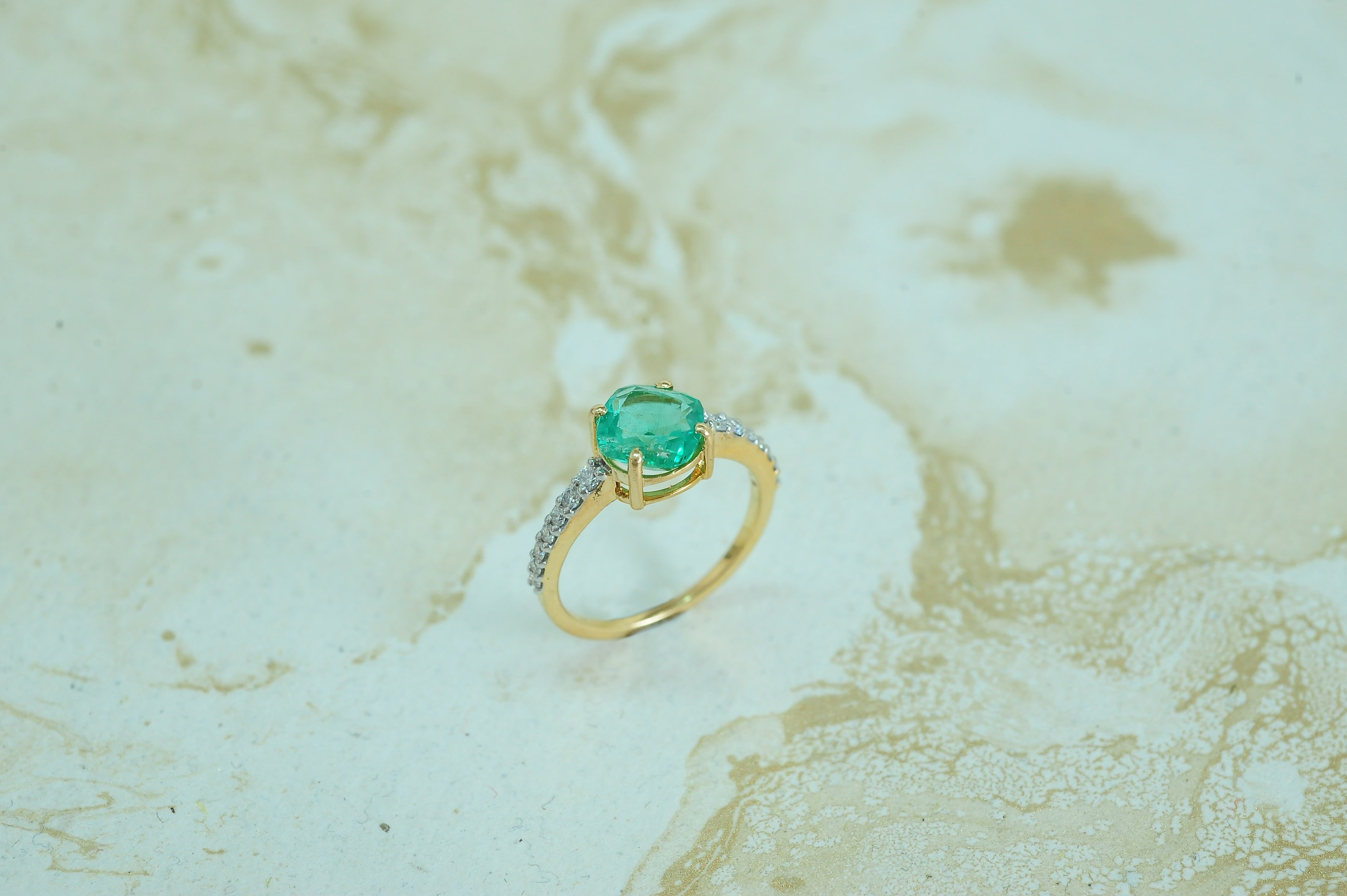 Elegant Diamond Ring with Natural Emerald